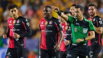 César Ramos señala penalti en favor del Atlas durante la semifinal de vuelta en contra de Tigres.