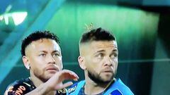El cómico momento entre Neymar y Alves que provocó un bicho