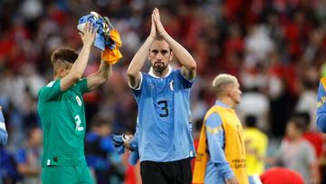 Diego Godín (c) de Uruguay reacciona, al final de un partido de la fase de grupos del Mundial de Fútbol Qatar 2022 entre Uruguay y Corea del Sur en el estadio Ciudad de la Educación en Rayán (Catar)