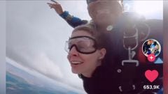 Una pareja se tira en paracaídas y la propuesta se hace viral