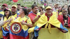 Colombianos en la meta de la etapa numero 20 entonan el himno de Colombia