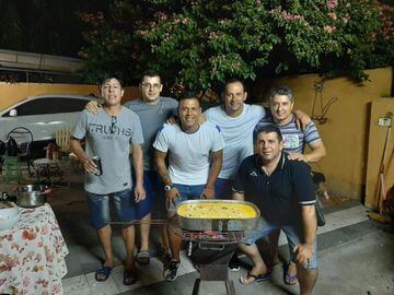 El mundialista paraguayo junto a sus hermanos, Braulio y Eliecer, y algunos primos.
