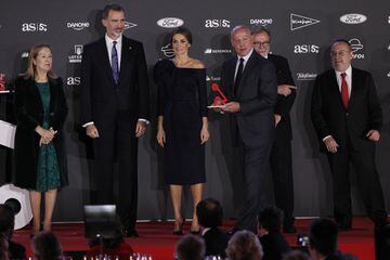 Juan Antonio Corbalán celebrates his award