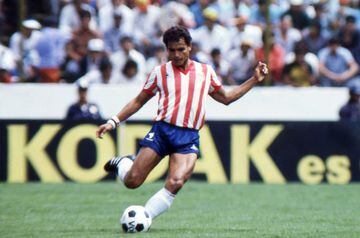 Rojiblanco desde la cuna, jugó toda su carrera con Chivas en el que debutó en 1976 y se retiró en 1993. Como jugador ganó el título de 1986-1987.