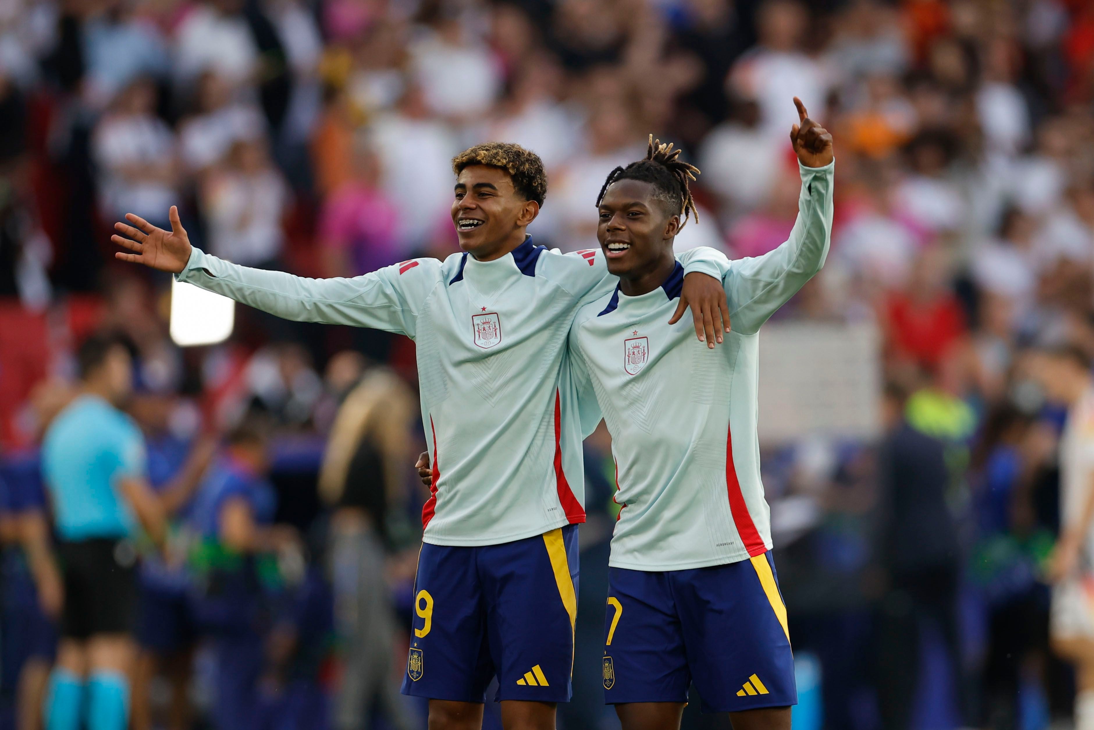 STUTTGART (ALEMANIA), 05/07/2024.- Los jugadores de España Lamine Yamal (i) y Nico Williams celebran su victoria en el partido de cuartos de final de la Eurocopa entre España y Alemania, este viernes en Stuttgart. EFE/ Alberto Estévez
