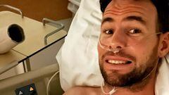 Mark Cavendish posa en la cama del hospital donde se recupera de su ca&iacute;da en los Seis D&iacute;as de Gante.