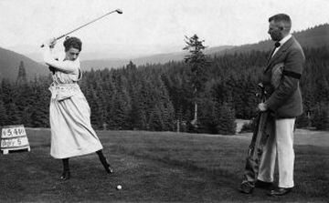 Poco a poco las mujeres fueron entrando en disciplinas de los JJOO como el Golf; eso sí, siguieron conformando porcentajes casi ridículos de la participación total. Imagen de 1922 en Oberhof, Turquía.