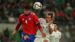 El jugador de la selección chilena, Benjamin Kuscevic, disputa el balón con Santiago Giménez de México durante el partido amistoso realizado en el estadio Q2 de Austin.