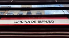 Cartel en la entrada de una Oficina de Empleo de Madrid (Espa&ntilde;a), a 10 de febrero de 2020.