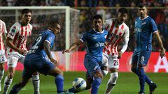 Argentina's Union Santa Fe Juan Carlos Portillo (2-R) vies for the ball with Uruguay's Nacional Yonathan Rodriguez (C) and Uruguay's Nacional Diego Zabala (2-L) during their Copa Sudamericana football tournament round of sixteen second leg match, at the 15 de Abril stadium in Sante Fe, Argentina, on July 5, 2022. (Photo by Jose ALMEIDA / AFP)