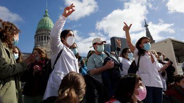 Argentine health workers take part in a protest demanding improvement of their working conditions and salaries, amid the coronavirus disease (COVID-19) pandemic, in front of Argentina&#039;s National Congress, in Buenos Aires, Argentina, August 12, 2021. REUTERS/Tomas Cuesta NO RESALES. NO ARCHIVES