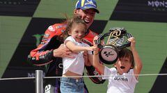 Aleix Espargaró con sus hijos, Mia y Max, en el podio de Montmeló.