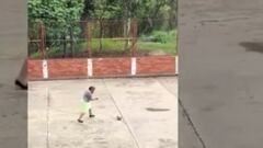 Un usuario en TikTok grabó como la señora disfrutaba con el niño el futbol y para sorpresa de muchos, tiene habilidad para el balompié.