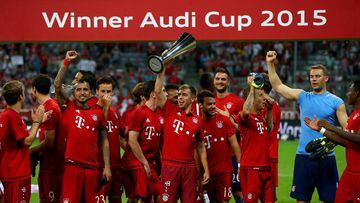 Lahm levanta el trofeo de campe&oacute;n de la Audi Cup de 2015. En aquella final el Bayern gan&oacute; al Real Madrid y logr&oacute; su tercer t&iacute;tulo.