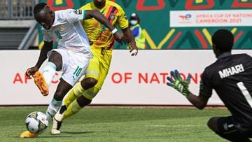 Senegal&#039;s forward Sadio Mane (L) shoots and fails to score as Zimbabwe&#039;s goalkeeper Petros Mhari (R) prepares to make a save during the Group B Africa Cup of Nations (CAN) 2021 football match between Senegal and Zimbabwe at Stade de Kouekong in 