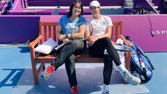 Garbi&ntilde;e Muguruza posa junto a Conchita Mart&iacute;nez durante un entrenamiento para el torneo de Doha.