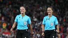 MANCHESTER, ENGLAND - JULY 06: Referee, Marta Huerta De Aza and Officials, Guadalupe Porras Ayuso (R) and Francesca Di Monte leave the field following the UEFA Women's EURO 2022 group A match between England and Austria at Old Trafford on July 06, 2022 in Manchester, England. (Photo by Alex Livesey - UEFA/UEFA via Getty Images) ARBITRA
PUBLICADA 09/08/22 NA MA23 3COL