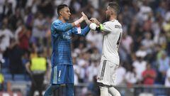 Keylor Navas y Sergio Ramos se saludan en su partido con el Real Madrid en septiembre de 2018.