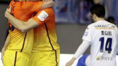 Los jugadores Wilde Gomes (i) abrazado a su compa&ntilde;ero Sergio Lozano, del Alusport Barcelona, celebrando uno de los goles durante el partido, correspondiente a los cuartos de final de la Copa de Espa&ntilde;a de f&uacute;tbol sala, que Umacon Zarago