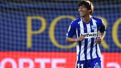 Alaves&#039; Japanese midfielder Takashi Inui celebrates after scoring a goal during the Spanish league football match between Villarreal CF and Deportivo Alaves at La Ceramica stadium in Vila-real on March 2, 2019. (Photo by JOSE JORDAN / AFP)