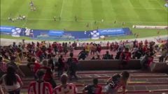 Aficionados de Atlas y Chivas protagonizaron bronca en las gradas del Estadio Jalisco