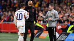 Hazard saluda a Henry tras ser sustituido en el Países Bajos-Bélgica.