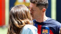 Soccer Football - FC Barcelona unveil Robert Lewandowski - Camp Nou, Barcelona, Spain - August 5, 2022 FC Barcelona's Robert Lewandowski kisses his wife Anna during his presentation REUTERS/Albert Gea