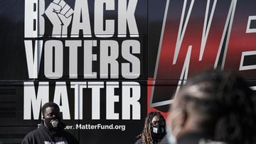 Los partidarios de Black Voters Matter se re&uacute;nen en un sitio de votaci&oacute;n en el Centro C&iacute;vico de Graham en Graham, Carolina del Norte, el martes 3 de noviembre de 2020.