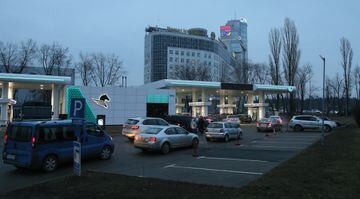 Los ciudadanos de Kiev abarrotan las gasolineras para llenar el depósito de sus coches y poder abandonar la capital ucraniana.