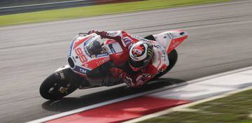 Lorenzo sufre en el paso por curva con la Ducati.