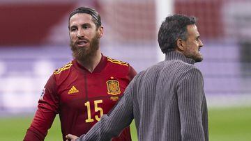 Sergio Ramos conversa con Luis Enrique durante un partido de España.