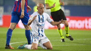 El jugador del Tenerife Victor Mollejo durante el partido contra el Eibar de LaLiga SmartBank.