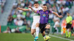 ELCHE, SPAIN - MARCH 11: Lautaro Blanco of Elche CF competes for the ball with Roque Mesa of Real Valladolid CF during the LaLiga Santander match between Elche CF and Real Valladolid CF at Estadio Manuel Martinez Valero on March 11, 2023 in Elche, Spain. (Photo by Francisco Macia/Quality Sport Images/Getty Images)