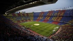 TOPSHOT - A general view shows the Spanish league football match between FC Barcelona and Real Madrid CF at the Camp Nou stadium in Barcelona on May 6, 2018. / AFP PHOTO / Pau Barrena PANORAMICA ESTADIO MOSAICO SEGUIDORES