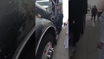 Vídeo: Novios se quedan atrapados en la carretera y deciden hacer su sesión fotográfica entre camiones