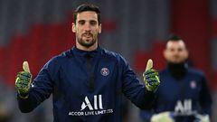 (FILES) Paris Saint-Germain's Spanish goalkeeper Sergio Rico gives the thumbs up during warm up prior to the UEFA Champions League quarter-final first leg football match between FC Bayern Munich and Paris Saint-Germain (PSG) in Munich, southern Germany, on April 7, 2021. Paris Saint-Germain's Spanish goalkeeper Sergio Rico in 'serious' condition after a riding accident his club announced on May28, 2023. (Photo by Christof STACHE / AFP)