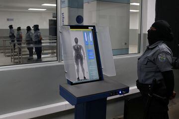 A prison warden shows the screen of a body scanner, during a tour in the "Terrorism Confinement Center" (CECOT) prison complex, which according to El Salvador's President, Nayib Bukele, is designed to hold 40,000 inmates, in Tecoluca, El Salvador February 2, 2023. REUTERS/Jose Cabezas