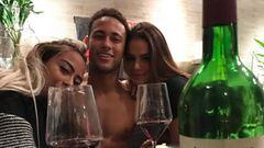 Neymar y Messi se relajaron cenando con una copa de vino.
