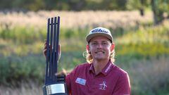 El golfista australiano Cameron Smith posa con el título de campeón del LIV Golf Invitational de Chicago en el campo de Rich Harvest Farms de Sugar Grove, Illinois.