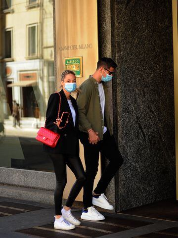 El jugador español de la Juventus disfrutó junto a su mujer de un paseo por las calles de la ciudad italiana, donde aprovecharon para ir de tiendas.