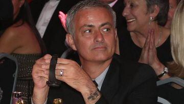Mourinho se quita su reloj para subastarlo