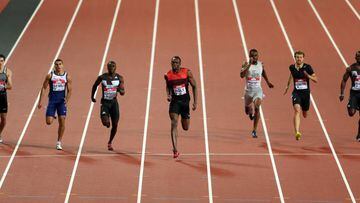 Bolt encabeza la carrera de 200 metros de la Diamond League de Londres. 