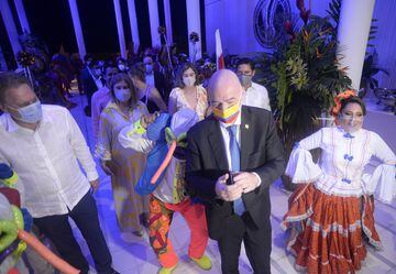 En un ambiente de carnaval se celebró la inauguración de la sede de la FCF en el norte de Barranquilla. Gianni Infantino, Alejandro Domínguez, Francisco Maturana y más personalidades del fútbol asistieron.
