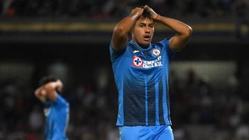 Cruz Azul's Ivan Morales (R) reacts after failing to score against Pumas during their first leg semi-final CONCACAF Champions League football match at the University Olympic stadium in Mexico City, April 5, 2022. (Photo by PEDRO PARDO / AFP)