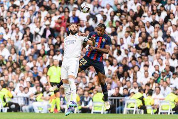Karim Benzema of Real Madrid Cf (L) battles for the ball with Jules Kounde of FC Barcelona 