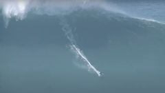 El surfista alem&aacute;n Sebastian Steudtner consiguiendo el nuevo r&eacute;cord del mundo de la ola m&aacute;s grande jam&aacute;s surfeada en el mundo del surf, en Praia do Norte, Nazar&eacute; (Portugal), el 29 de octubre del 2020, durante las olas gi