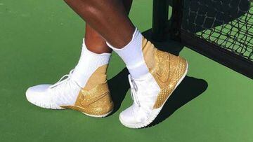 Serena Williams posando con unas zapatillas durante un partido en Australia.