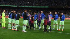 Los jugadores del Getafe hacen el pasillo al Barcelona como campeón de la Supercopa de España 2023.