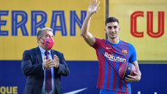 Barcelona&#039;s new Spanish midfielder Ferran Torres (R) waves next to Barcelona&#039;s Spanish President Joan Laporta during his official presentation ceremony at the Camp Nou stadium in Barcelona on January 3, 2021. (Photo by Pau BARRENA / AFP)