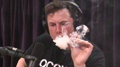 Elon Musk la l&iacute;a en un programa de radio al aparecer fumando marihuana en directo.